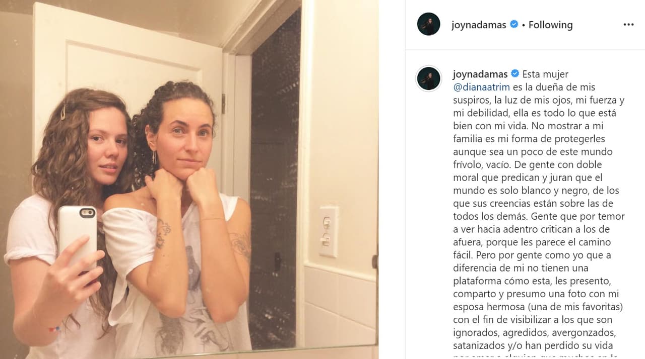 "Esta mujer, Diana Atri, 
<b><a href="https://www.univision.com/famosos/a-joy-huerta-le-llueven-las-felicitaciones-luego-de-que-anunciara-que-tiene-esposa-y-espera-una-bebe-fotos" target="_blank">es la dueña de mis suspiros</a></b>, la luz de mis ojos, mi fuerza y mi debilidad, ella es todo lo que está bien con mi vida", escribió 
<b><a href="https://www.instagram.com/p/B8jP3XTHZUQ/" target="_blank">junto a la foto. </a></b>
<br>
