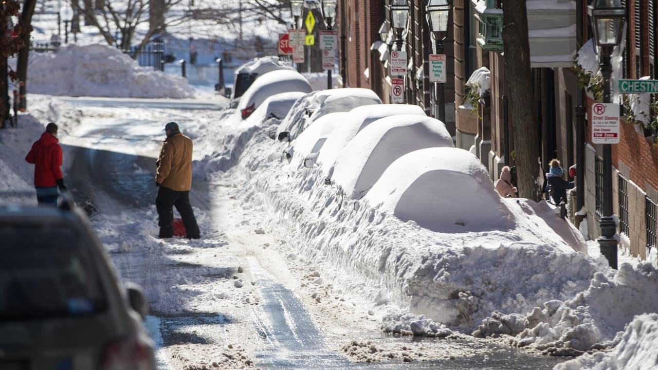 El pasado sábado Boston le hizo frente a la segunda tormenta de nieve más grande de su historia, recibiendo 23.6 pulgadas del elemento blanco. En la costa sur de Massachusetts se registraron vientos hasta de 60 millas por hora y aún se reportan personas sin servicio de energía eléctrica. Varios miembros de la comunidad se han mostrado frustrados por los inconvenientes en el transporte público y algunos negocios y colegios continúan cerrados debido al fenómeno meteorológico. 
<b><a href="https://www.univision.com/noticias " target="_blank">Más noticias aquí</a></b>.