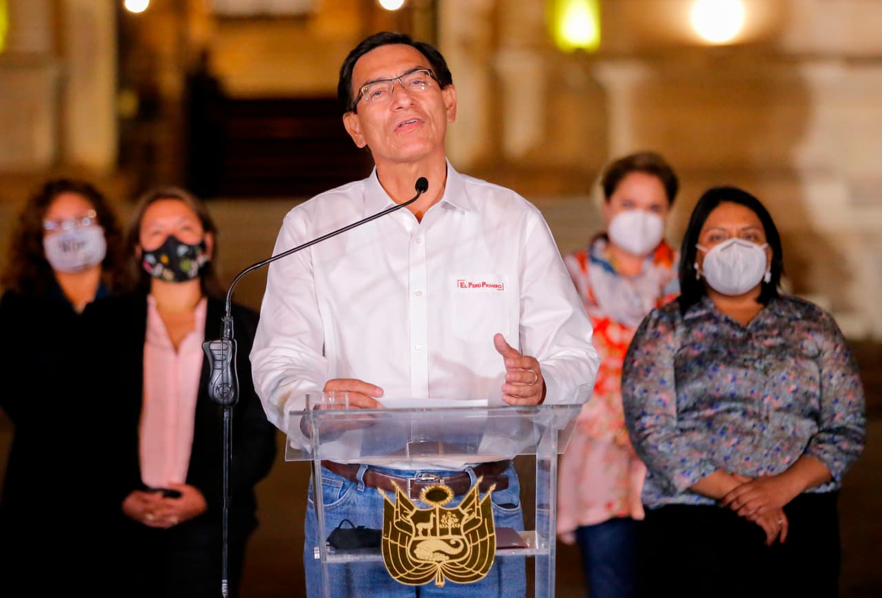 Tras el anuncio de la destitución, el mandatario da un comunicado de despedida a la prensa antes de salir del Palacio presidencial en Lima.