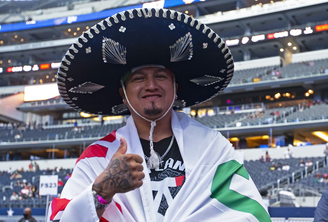 Aficionados disfrutan de las peleas previas al evento estelar entre Saú el 'Canelo' Álvarez y Billy Joe Saunders.