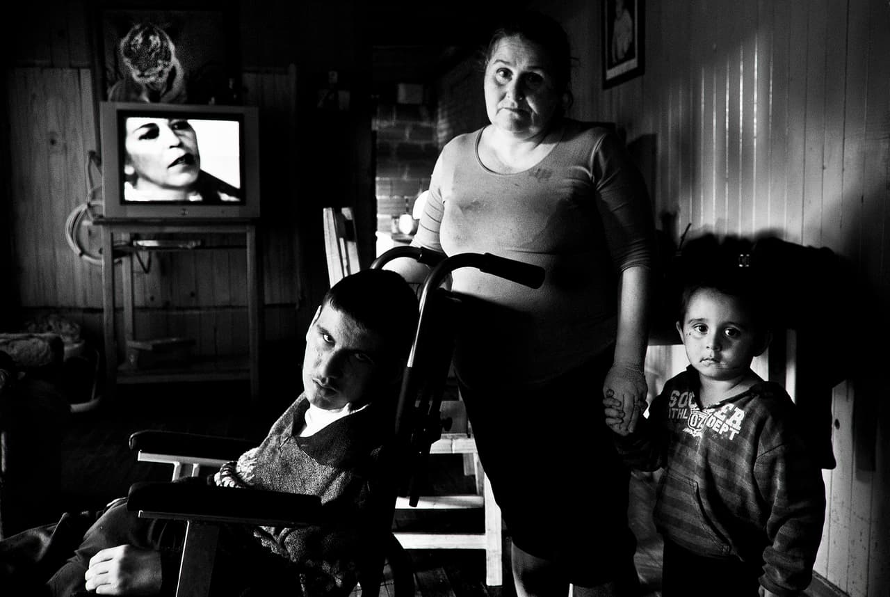 Sandra Sosa es la madre de Leonardo Lorenzo, quien sufre de parálisis cerebral y epilepsia como resultado de las repetidas fumigaciones. Actualmente viven en el vecindario Progreso, donde el número de niños y adolescentes discapacitados crece exponencialmente. San Vicente, Provincia de Misiones.