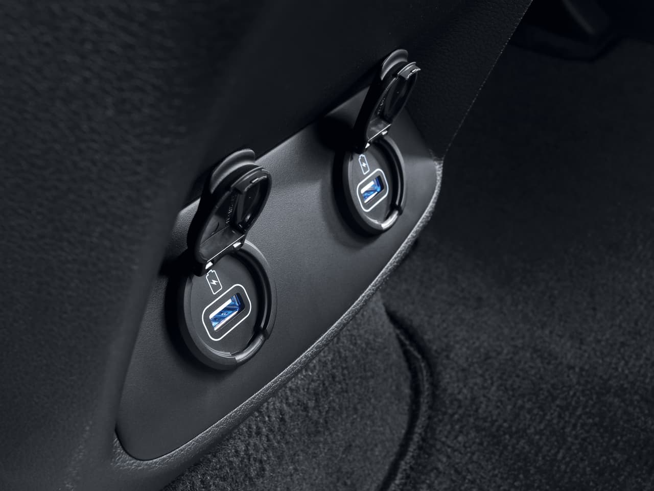 Hyundai no se ha olvidado de los pasajeros traseros y sus dispositivos móviles, de ahí que ofrezca
<b>dos puertos USB de carga </b>en la zona posterior de la cabina.