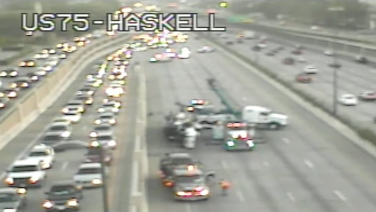 Cierre en la US - 75 por choque paraliza el tráfico hacia el centro de Dallas