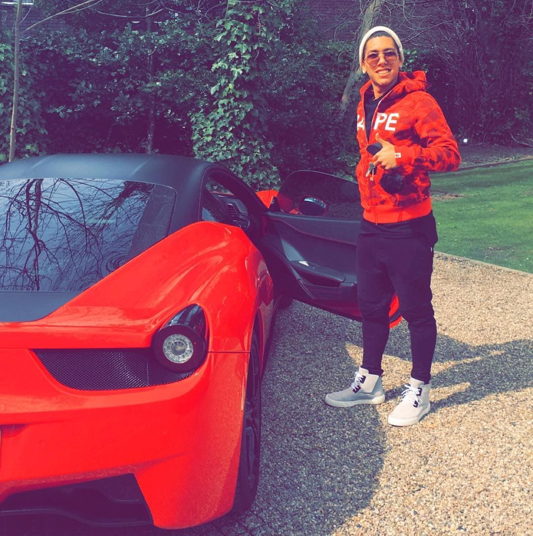 Roberto Firmino, con 26 años de edad, tiene en su garage un 
<b>Ferrari 458 Italia</b>.