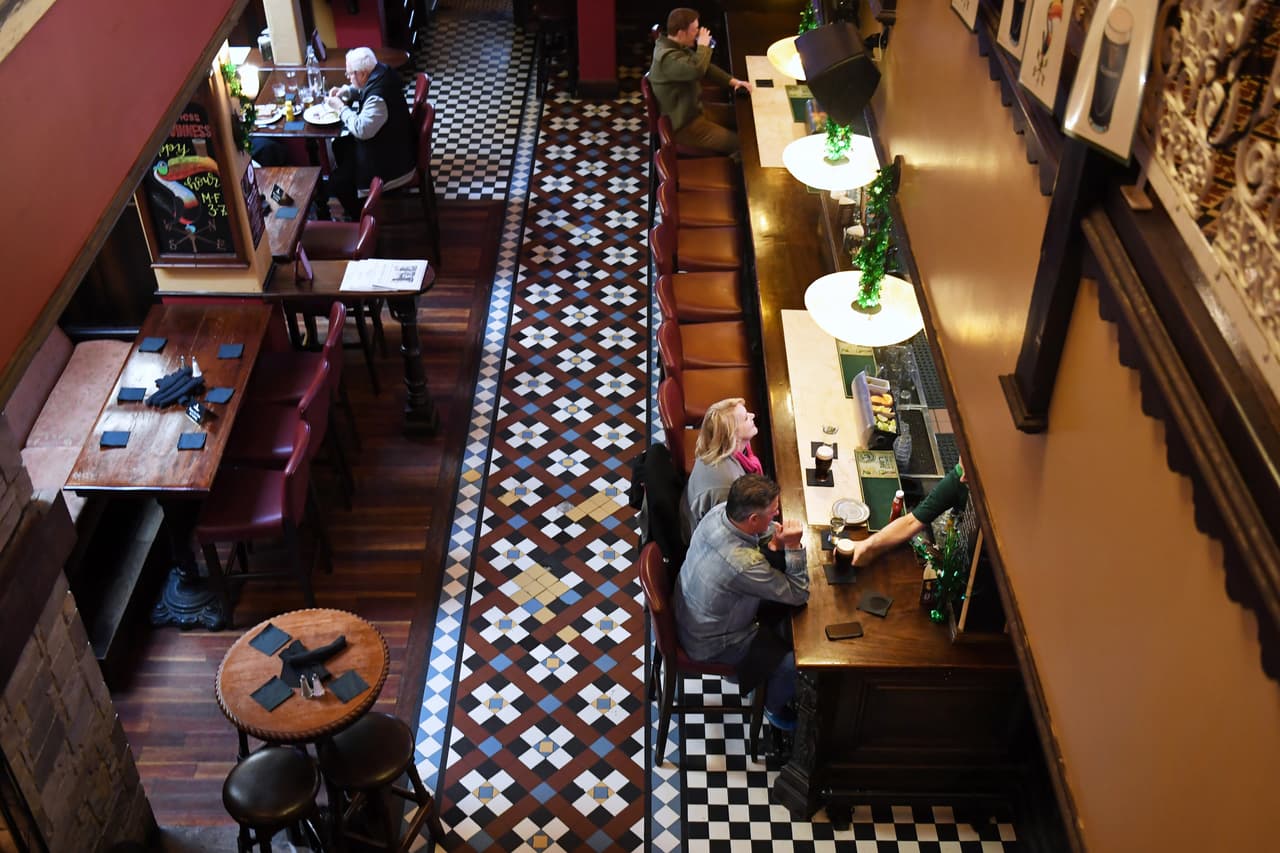 <b>Arizona.</b> Clientes celebrando el dia de San Patricio en un bar de Phoenix, el 17 de marzo. 
<br>
<br>El número de casos de covid-19 se cuadruplicó en Arizona desde mediados de mayo, cuando se relajaron las medidas de protección. Las autoridades obligaron a ciertos locales del este de Phoenix a cerrar sus puertas, mientras que otros negocios cerraron voluntariamente. Finalmente el 30 de junio el gobernador ordenó el cierre de todos los bares y discotecas en el estado.