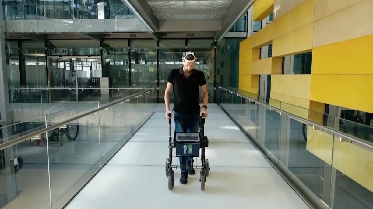 Un accidente lo dejó sin caminar por más de 10 años. Un revolucionario implante en su cerebro ahora le permite incluso subir escaleras  