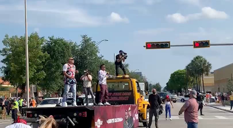 Gente de Zona canta “Patria y Vida” en una de las áreas más concurridas de Hialeah