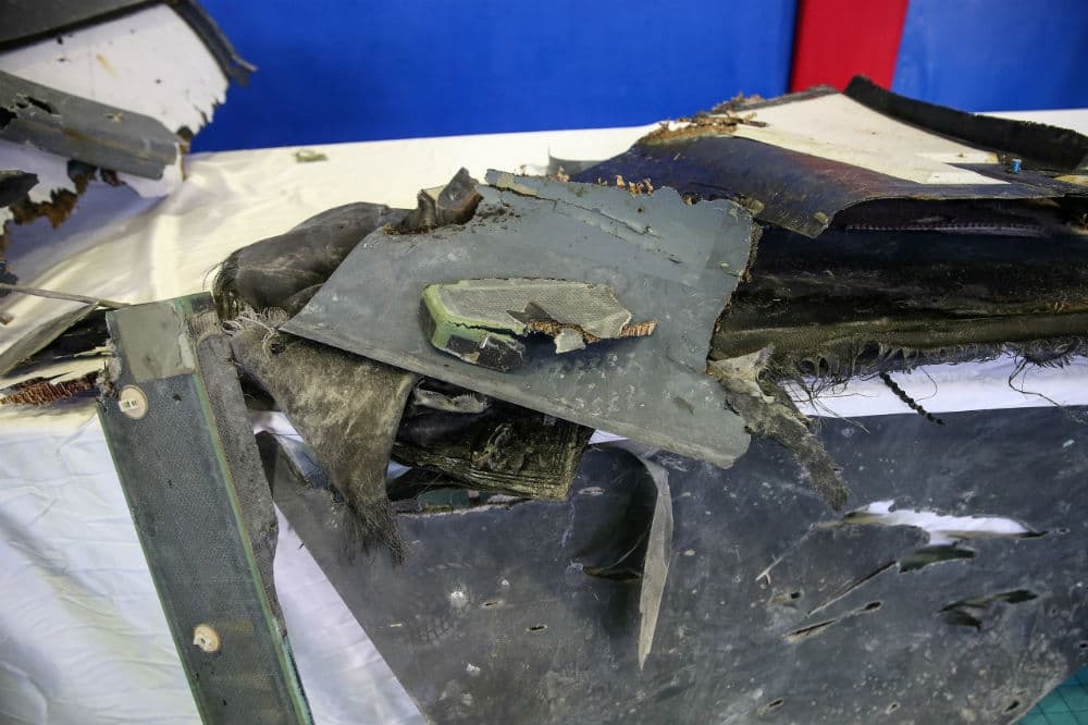 Las partes del aparato derribado fueron mostradas en Teherán a algunos medios oficiales iraníes después de ser recuperadas en aguas territoriales de Irán.