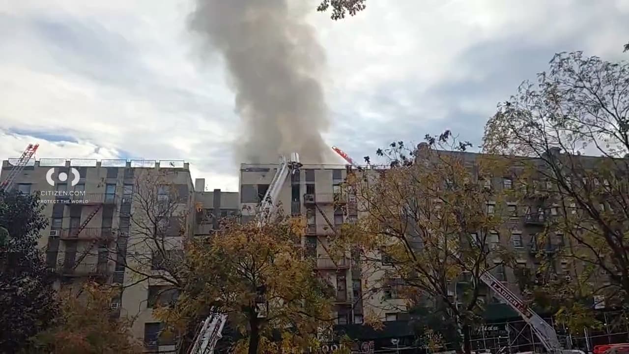 Las llamas se originaron en el sexto piso del edificio y rápidamente se propagaron hasta el ático.