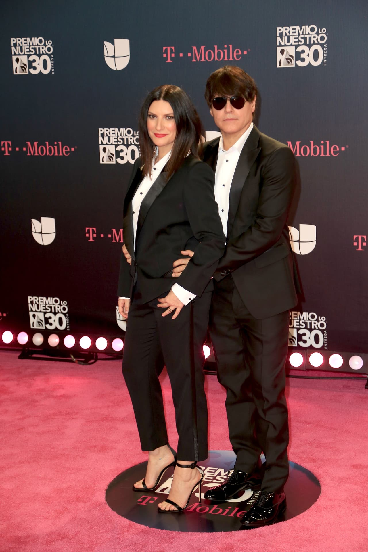 Laura Pausini asistió a la edición número 30 de Premio Lo Nuestro con su esposo Paolo Carta. La cantante italiana y el guitarrista disfrutan de un amor intenso y sólido desde el año 2005.