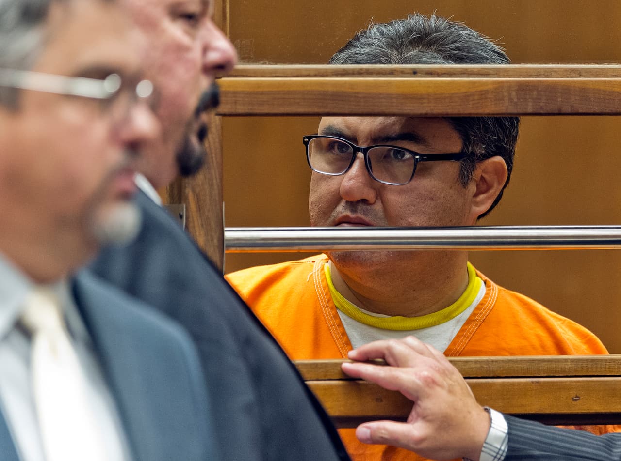 Naason Joaquín García, el líder de la iglesia La Luz del Mundo, regresó este viernes a una corte de California para emitir
<a href="https://www.univision.com/local/san-francisco-kdtv/noticias/criminalidad/el-lider-de-la-luz-del-mundo-viajaba-en-jets-privados-con-documentos-falsos-y-gastaba-miles-de-dolares-en-un-solo-dia" target="_blank">su declaratoria de "no culpable".</a> A diferencia de sus dos primeras comparecencias,
<b>en esta ocasión el detenido apareció con un uniforme de reo color naranja</b>, lo que marca la tercera vez que su vestimenta cambia de color cuando se presenta ante un juez.