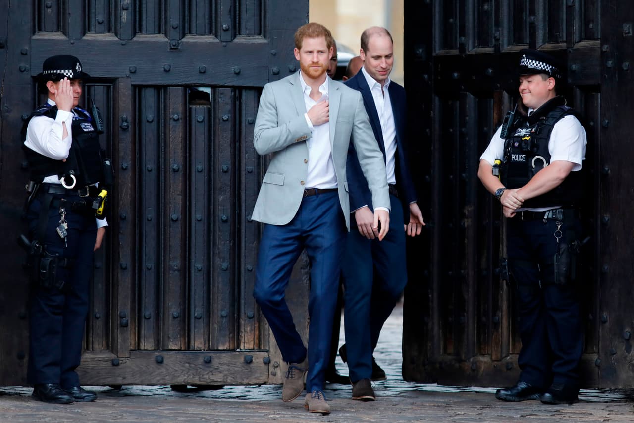 Y mientras su prometida se reunía con su abuela, el príncipe Harry y su hermano William, duque de Cambridge, salieron del castillo Windsor para saludar y agradecer el apoyo del público.