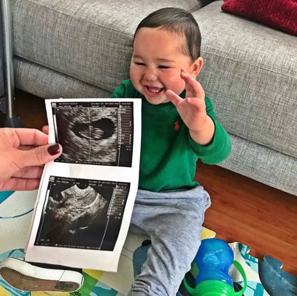 "Así voy andar con mi hermano(a) ¡siempre juntos! ¡Te estamos esperando! Mi segundo bebé. ¡Sí estoy embarazada! ¡Gracias a Dios por esta bendición!", escribió.