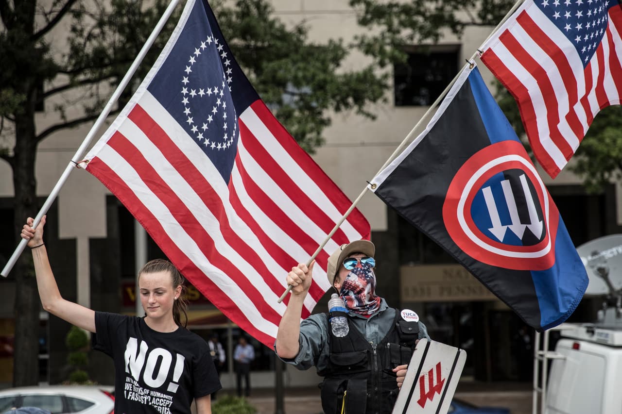 Un grupo de manifestantes se reunió en la plaza Freedom, en Washington, DC, antes de la llegada de la marcha de los supremacistas, llamada 'Unite the Right', a la plaza Lafayette este domingo 12 de agosto. 
<b><a href="https://www.univision.com/noticias/protestas/opositores-al-supremacismo-toman-las-calles-de-washington-ni-nazis-ni-racistas-ni-ahora-ni-nunca">Cientos de personas protestaron contra los supremacistas</a></b> que llegaron a la capital exigiendo "derechos civiles para los blancos". La marcha de los nacionalistas fue planificada por Jason Kessler, el mismo que organizó la del año pasado en Charlottesville, Virginia, donde murieron tres personas como consecuencia de la violencia que se generó.