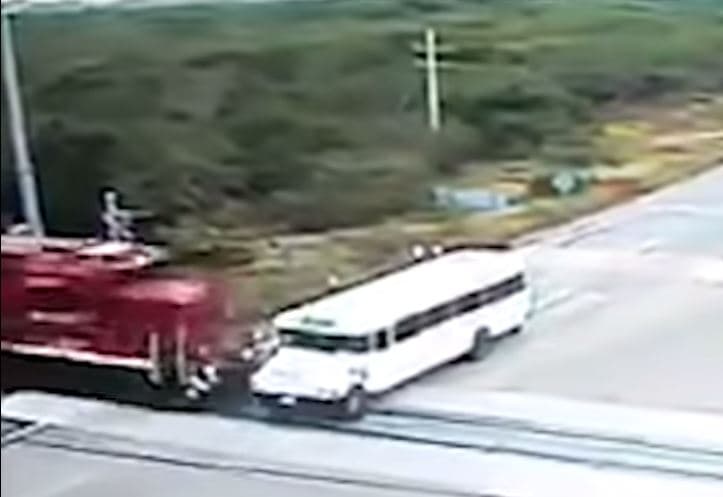 Cinco muertos y 21 heridos en choque entre tren y camión en norte de México