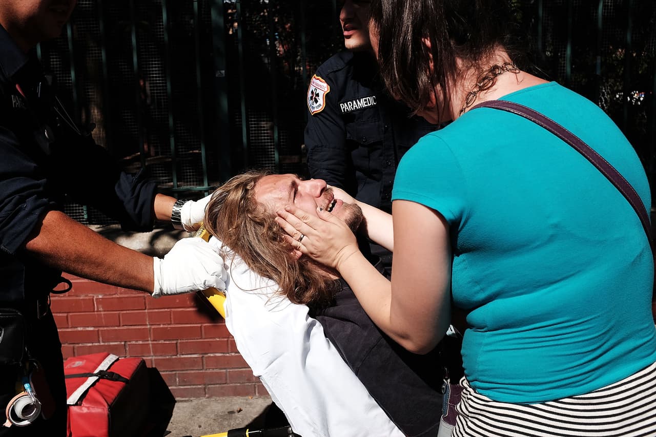 Muchas de las personas que se vuelven adictas lo hace después de tener un accidente o sufrir alguna herida de gravedad, y recibir una receta de su propio médico. La adicción, sin embargo, continúa rodeada de estigma y no es vista en la sociedad como lo que es en verdad es: 
<b>una enfermedad. </b>Otras veces los pacientes los usan de forma incorrecta. El 
<a href="https://www.drugabuse.gov/publications/research-reports/misuse-prescription-drugs/how-can-prescription-drug-misuse-be-prevented">Instituto Nacional de Abuso de Drogas</a> recomienda que se informen de las interacciones de los opioides con otros medicamentos o el licor, y sigan al pie de la letra las instrucciones del médico, nunca suspendan un opioide o cambien su frecuencia o dosis sin preguntar, jamás compartan estas medicinas y las guarden en un lugar seguro fuera del alcance de niños y jóvenes.