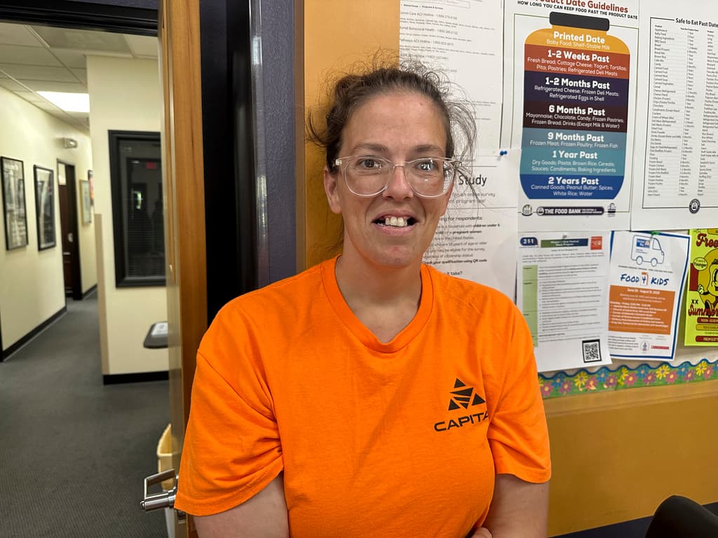 Theresa Gibbs afirma que quien puede trabajar no debería vivir del estado mientras espera recibir alimentos de la ONG Centro Samaritano (AP Photo/David A. Lieb)