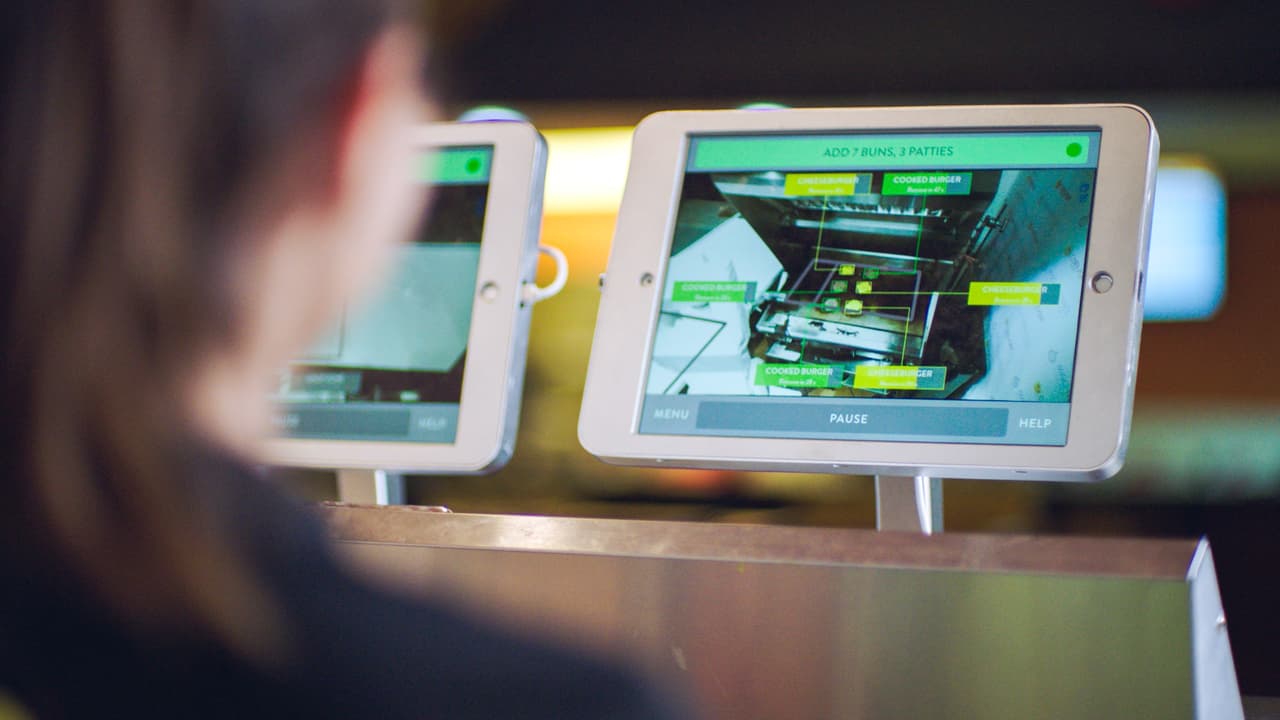 El sistema de inteligencia artificial muestra el tiempo de cocción en una pantalla y alerta al personal. La máquina comenzó a ser utilizada en el local de Pasadena durante la hora del almuerzo y, después, fue probada en turnos de ocho horas. CaliBurger anunció que planifica instalar robots de este tipo en la mayoría de sus locales en EEUU.