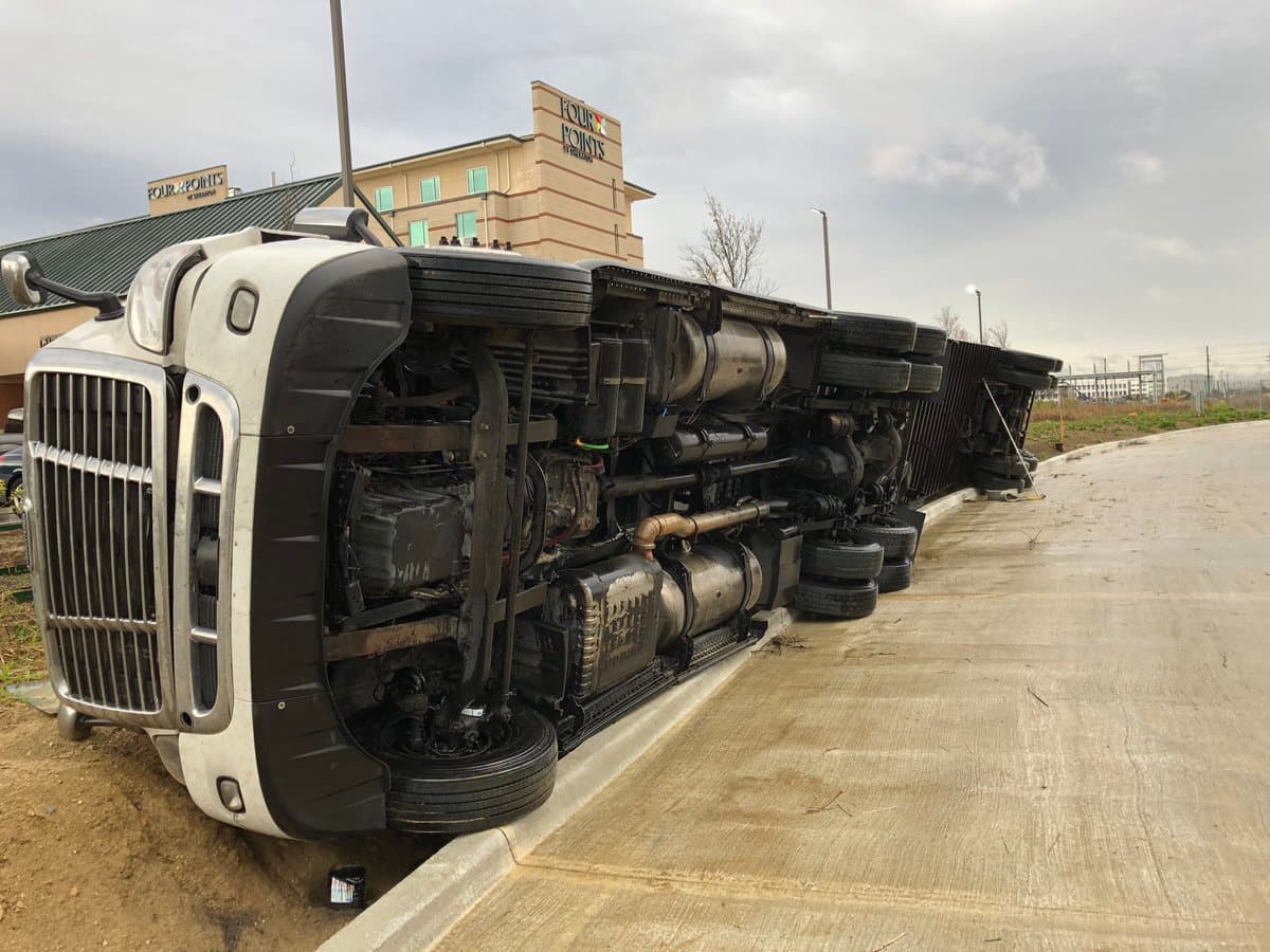 Un camión volcado en Coppell.