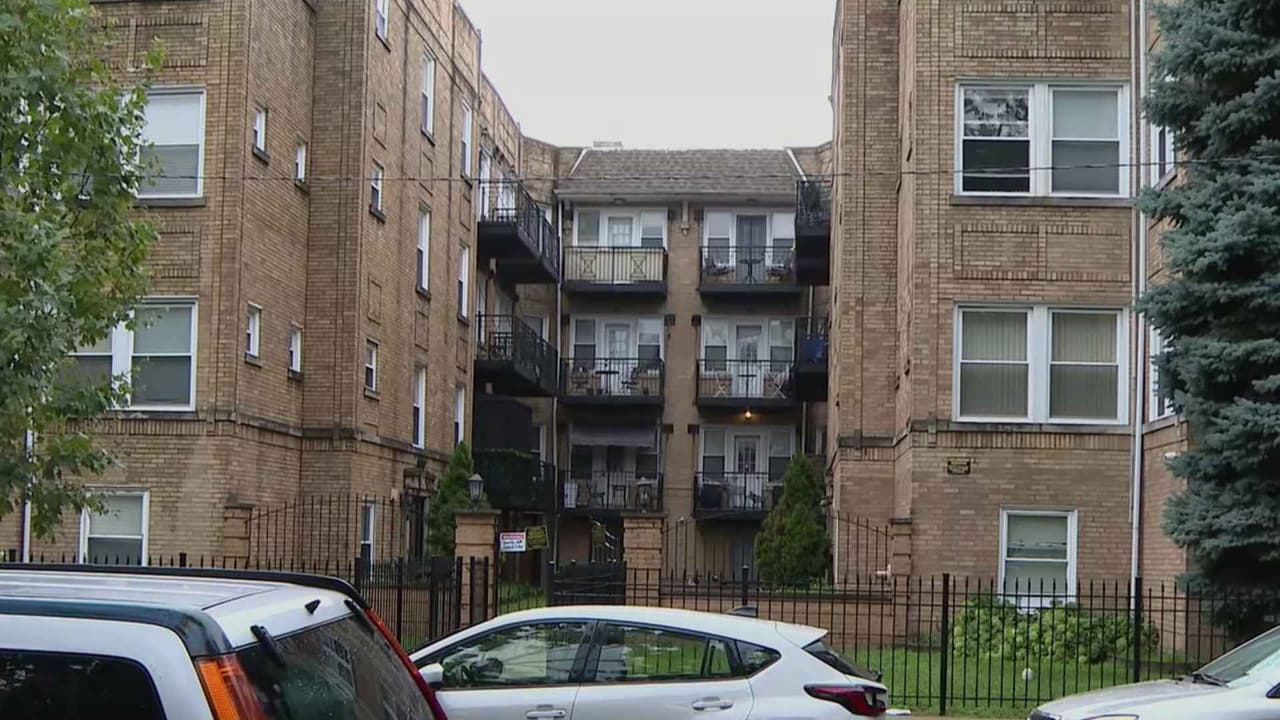 Hallan muerta en su casa a residente de Albany Park: tenía una puñalada en el cuello