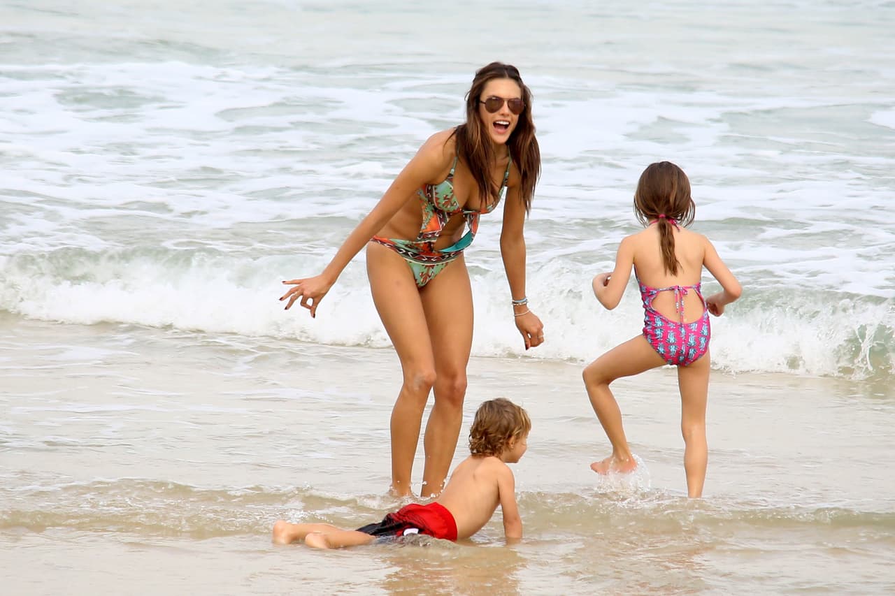 Anja y Noah no parecen tenerle miedo al mar.