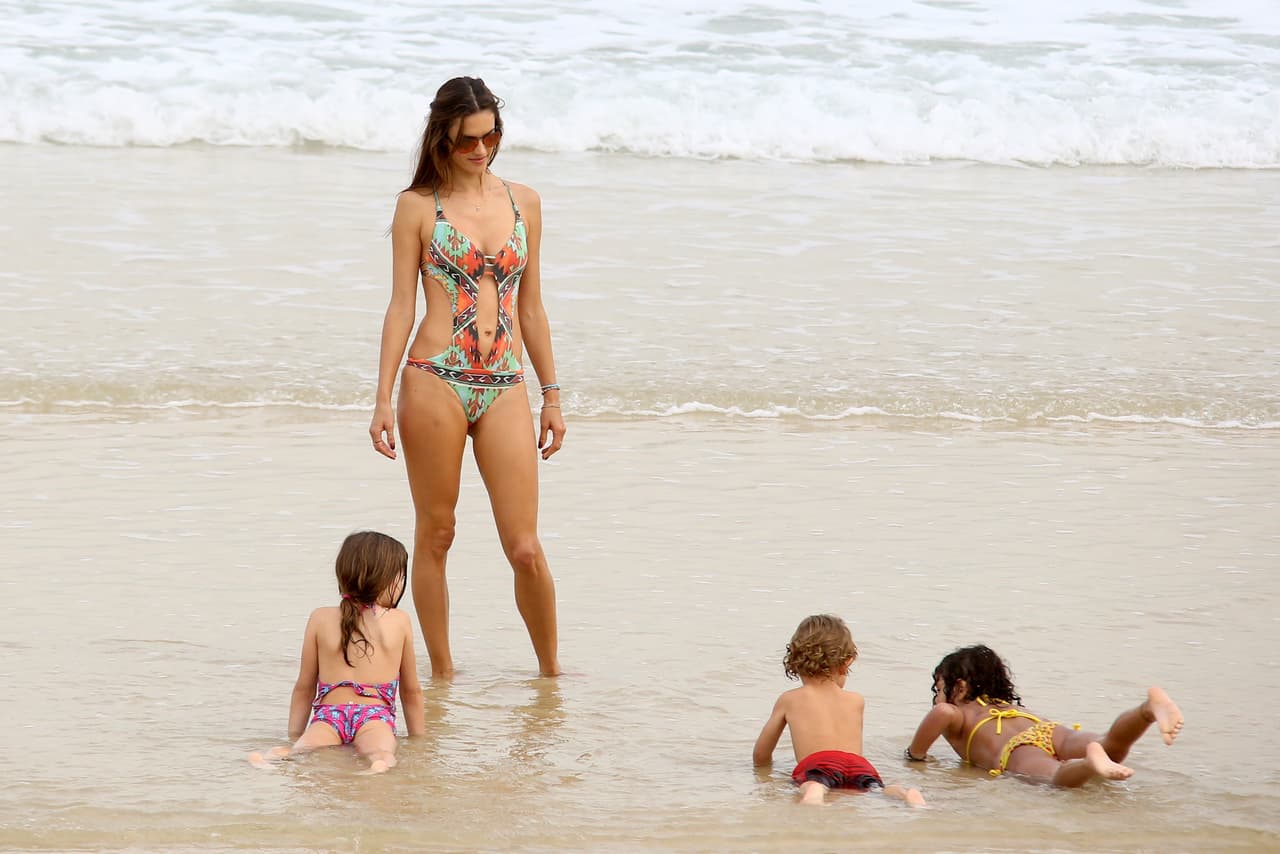 Mamá les ha dado buenas lecciones de nado.