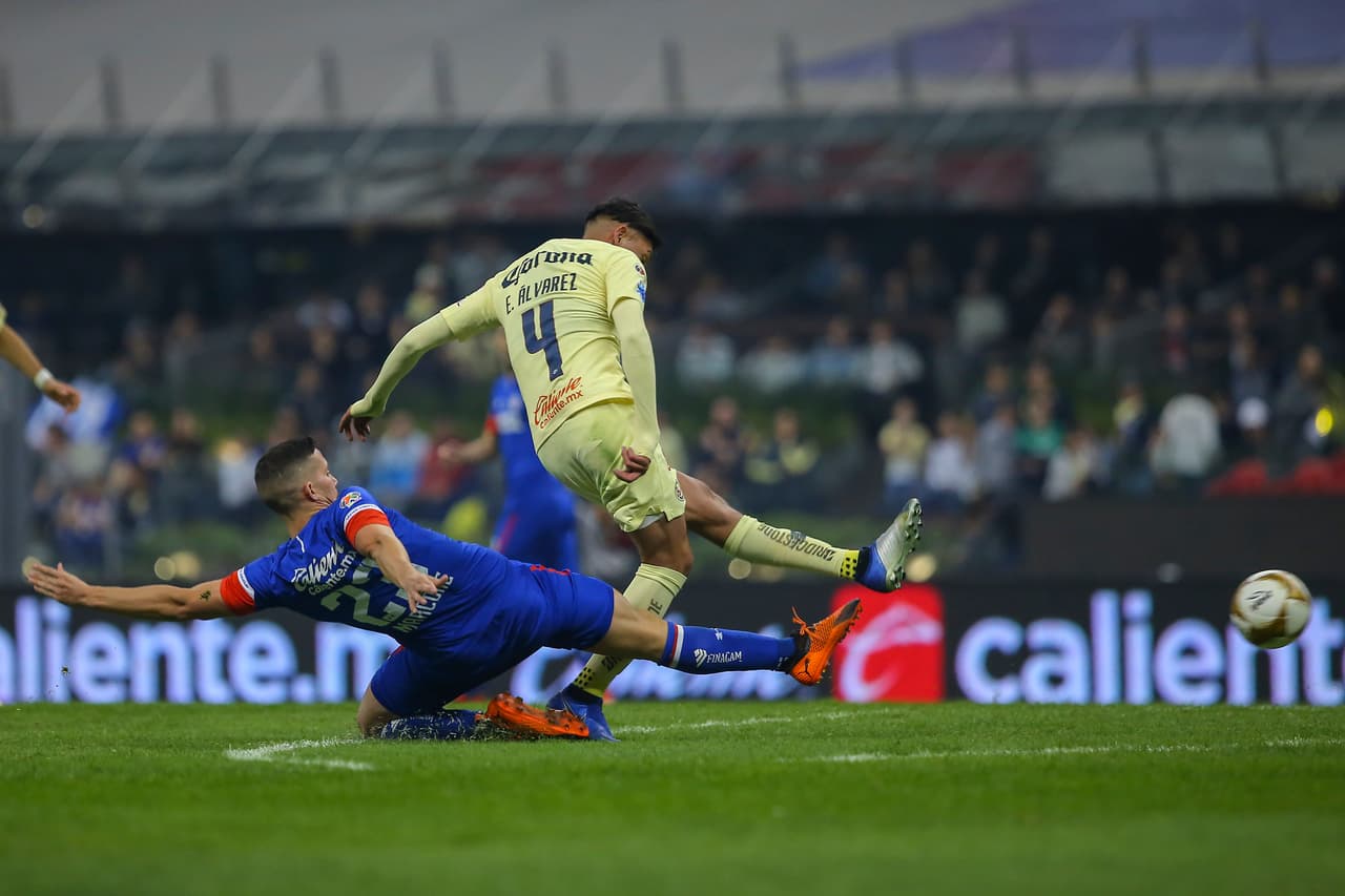 Y a los 50 minutos, luego de una falla en la salida de Corona, el balón le quedó a modo a Álvarez, quien no dudó ni un instante para jalar del gatillo a las afueras del área.