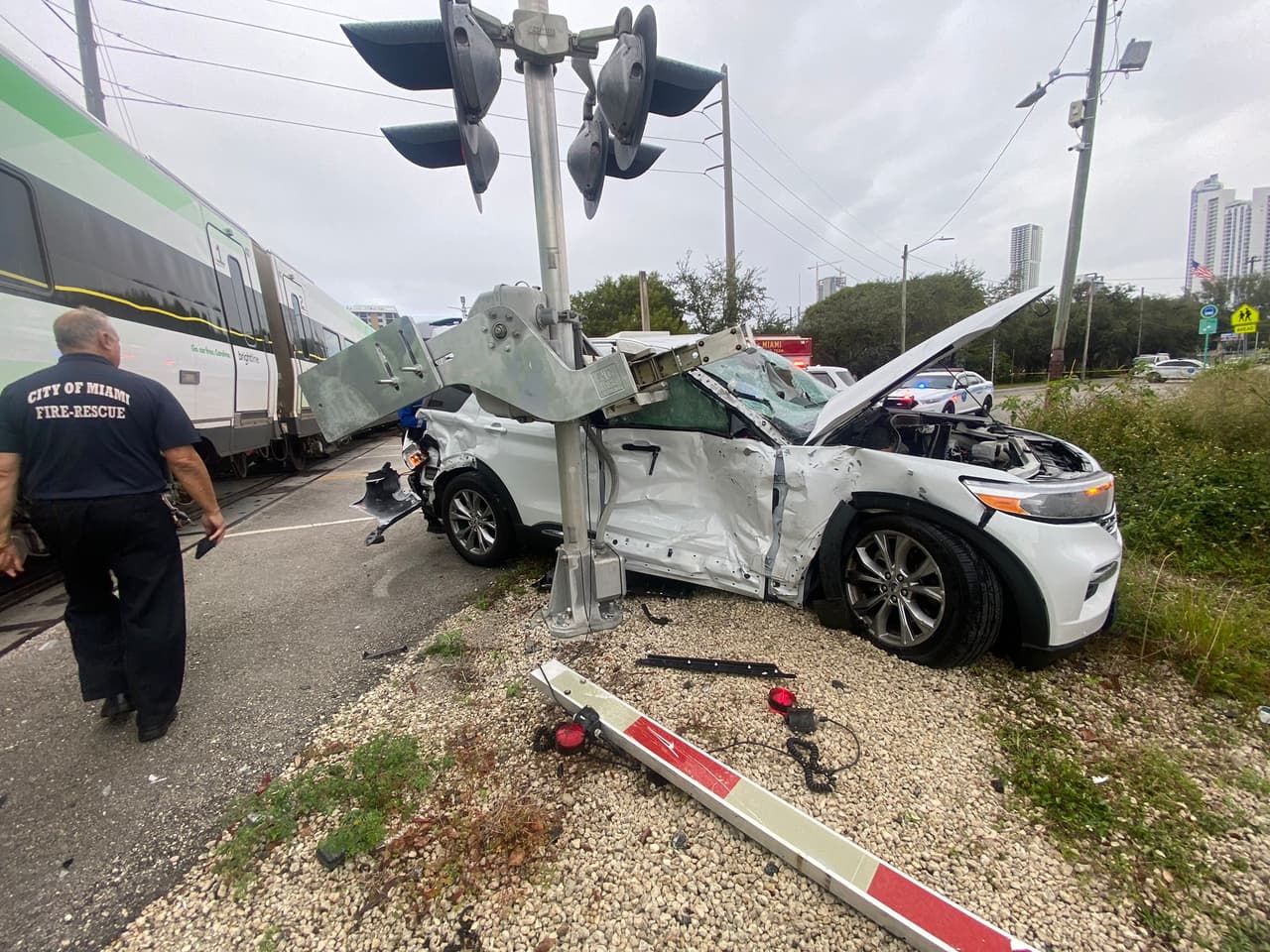 Un accidente entre el tren Brightline y una camioneta dejó a dos personas heridas.