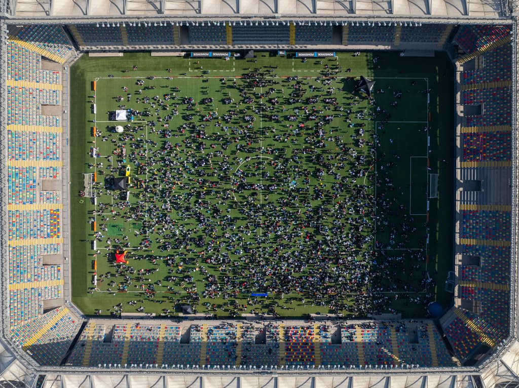 Aficionados al fútbol se reúnen para intercambiar álbumes de cromos y tarjetas de la Copa del Mundo de Panini en el estadio Bicentenario de La Florida, en Santiago de Chile.