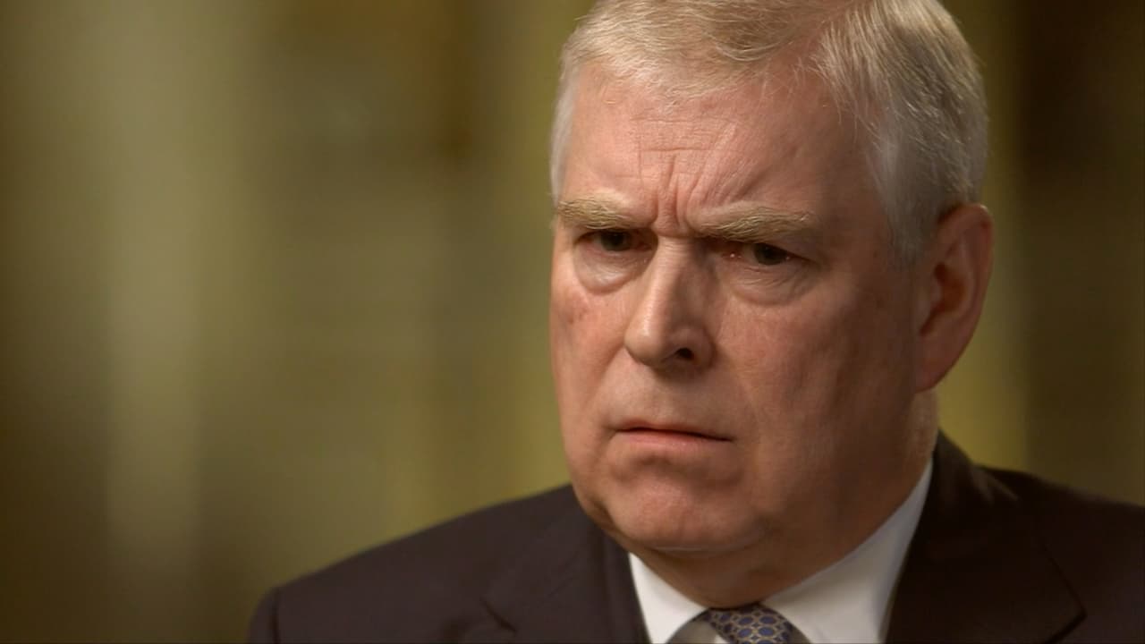 El príncipe Andrés, de 59 años, ofreció en noviembre pasado una entrevista a la BBC en donde 
<b><a href="https://www.univision.com/famosos/el-principe-andrew-rompe-el-silencio-y-dice-que-le-fallo-a-la-familia-real-por-su-relacion-con-jeffrey-epstein-fotos" target="_blank">reconoció sus vínculos de amistad</a> </b>con Epstein. Las declaraciones levantaron tal polémica, que el duque de York se vio obligado a 
<b><a href="https://www.univision.com/famosos/el-principe-andrew-se-retira-de-sus-obligaciones-reales-por-su-conexion-con-el-escandalo-de-jeffrey-epstein-fotos" target="_blank">renunciar a sus compromisos oficiales.</a></b>