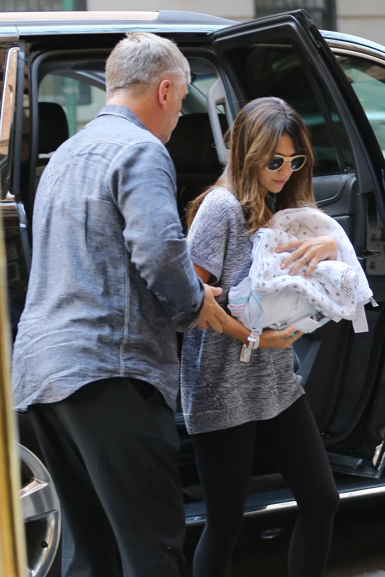 Hilaria Baldwin dejó el hospital en donde dio a luz a su tercer hijo.