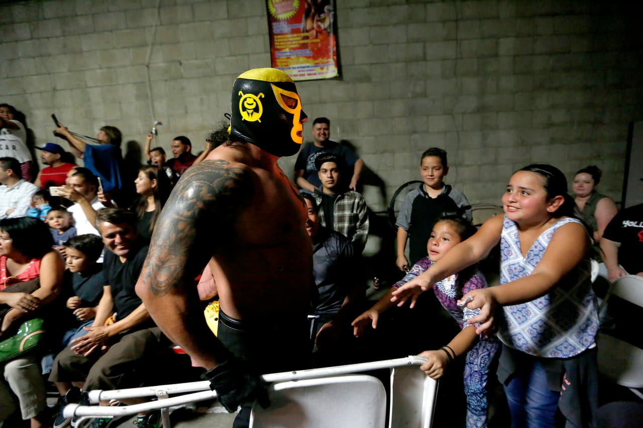 Enfundados con sus máscaras, los luchadores son tratados como ídolos por un público que vive el espectáculo con pasión.