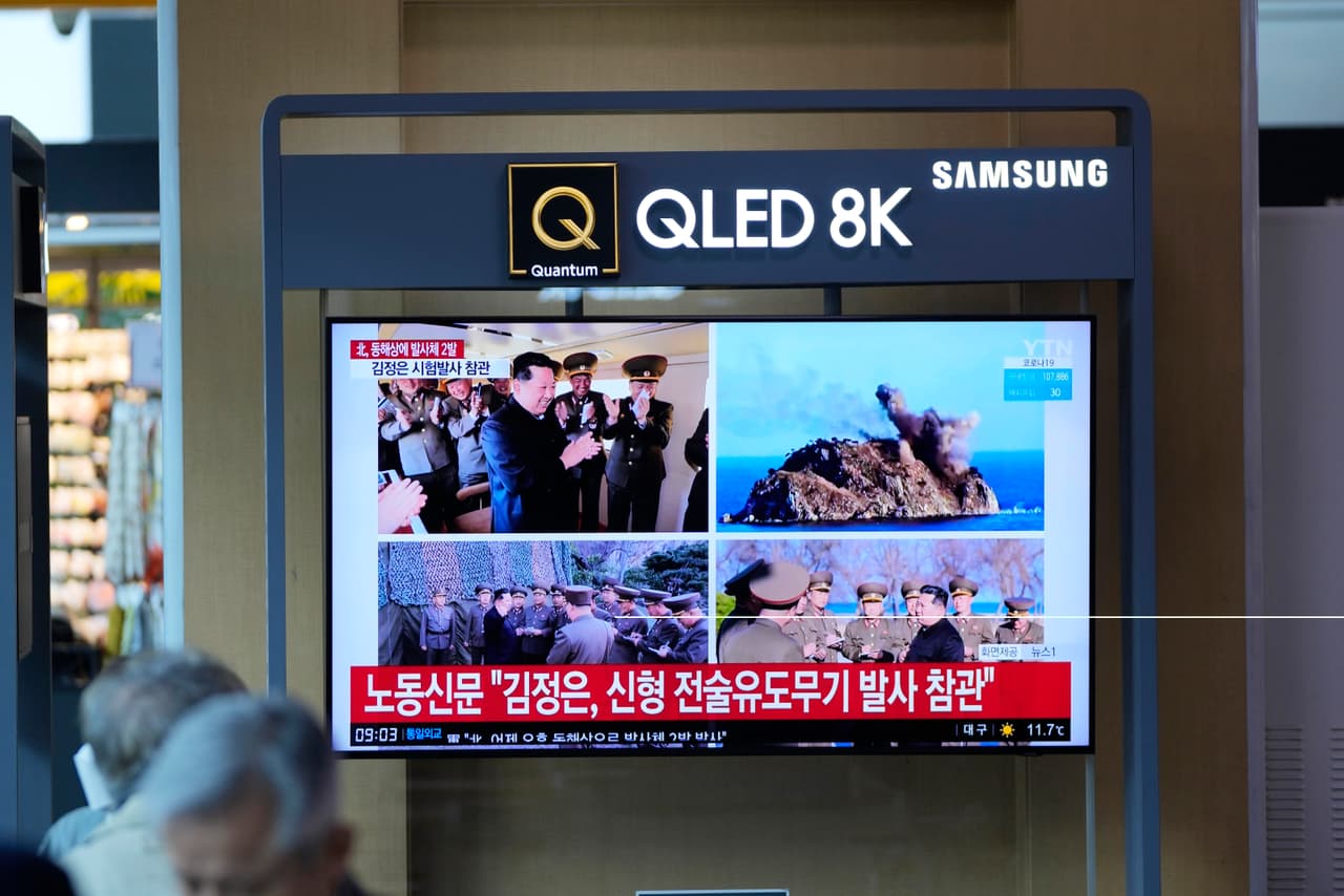 Corea del Norte probó un nuevo tipo de arma guiada táctica diseñada para aumentar su capacidad de combate nuclear, según informaron los medios estatales el domingo, un día antes de que sus principales rivales, Estados Unidos y Corea del Sur, comiencen los simulacros anuales que Pyongyang considera un ensayo de invasión.