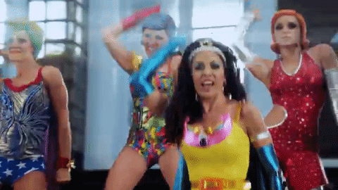 <b>La noche</b>
<br>
<i>"Me despeino con el viento, </i>
<br>
<i>Acelero, voy sin frenos, </i>
<br>
<i>Por las calles de la ciudad".</i>