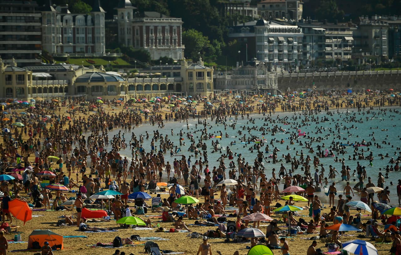 Las hordas de gente en las playas se han visto por todo el país. Esta es una imagen nada usual de la bella playa de La Concha, en San Sebastián, al norte de España y esta tampoco es un meme.