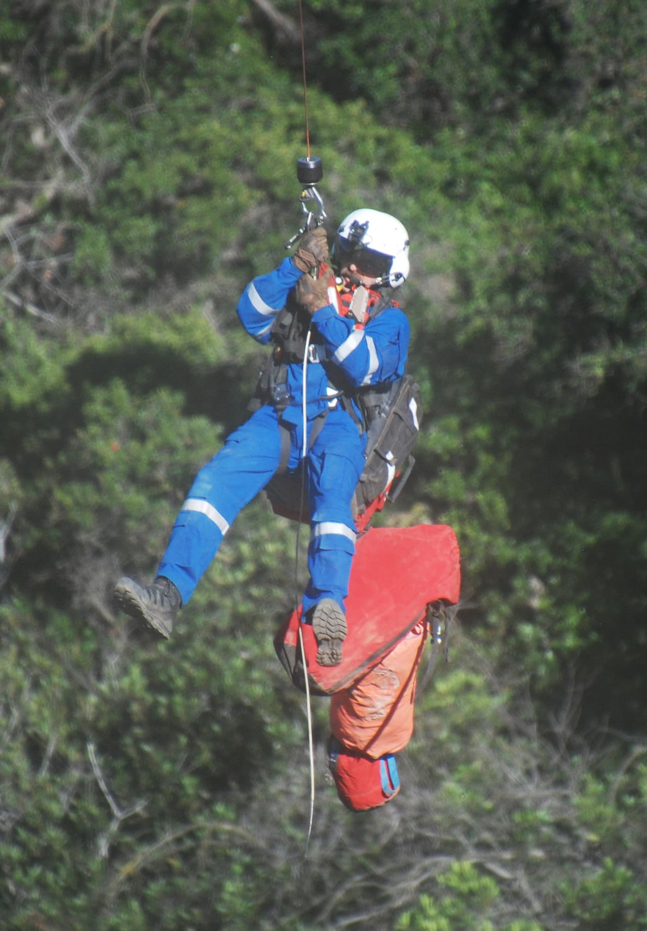 Así fue como la mujer terminó colgando del helicóptero, a donde el equipo procuró subirla "suavemente", según informó LAFD.