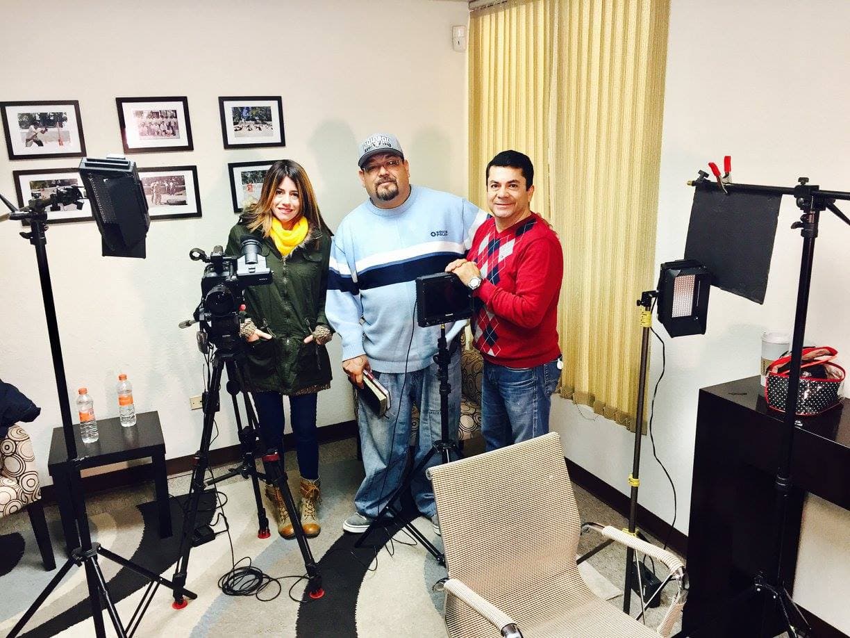 Al finalizar la entrevista, 'Pantera' posa junto a Andrea Sambucetti y el camarógrafo Jorge Enrique Vázquez.