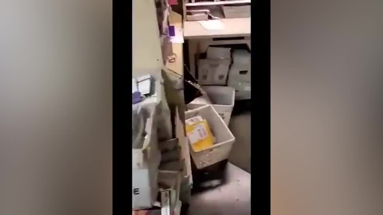 Hallan decenas de boletas electorales apiladas en oficina de correos de Miami-Dade 