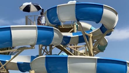 El Centro Acuático North Natomas se encuentra en 2601 New Market Drive, Sacramento, CA 95835. También puedes hablar al teléfono (916) 808-2306 para solicitar más informes sobre los programas disponibles y las amenidades.