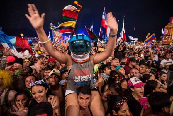 Se acerca el verano y muchos se preparan para los grandes festivales musicales de la temporada. En California, Coachella domina la taquilla, pero 'The Tomorrow World Electronic Music' parece ser una fuerte competidor. Te compartimos algunas fotos del festival de música electrónica durante su última edición en Chattahoochee Hills. La fiesta reunió a los mejores Dj’s y atrajo público de cada rincón del planeta. ¿Crees que este festival sea mejor que el del Valle de Indio?