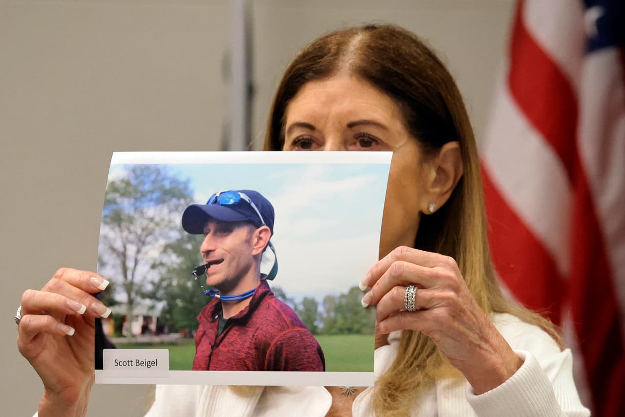 Linda Beigel Schulman sostiene una fotografía de su hijo, Scott Beigel, durante el juicio contra el responsable del tiroteo de Parkland en una fotografía del 1 de agosto de 2022.