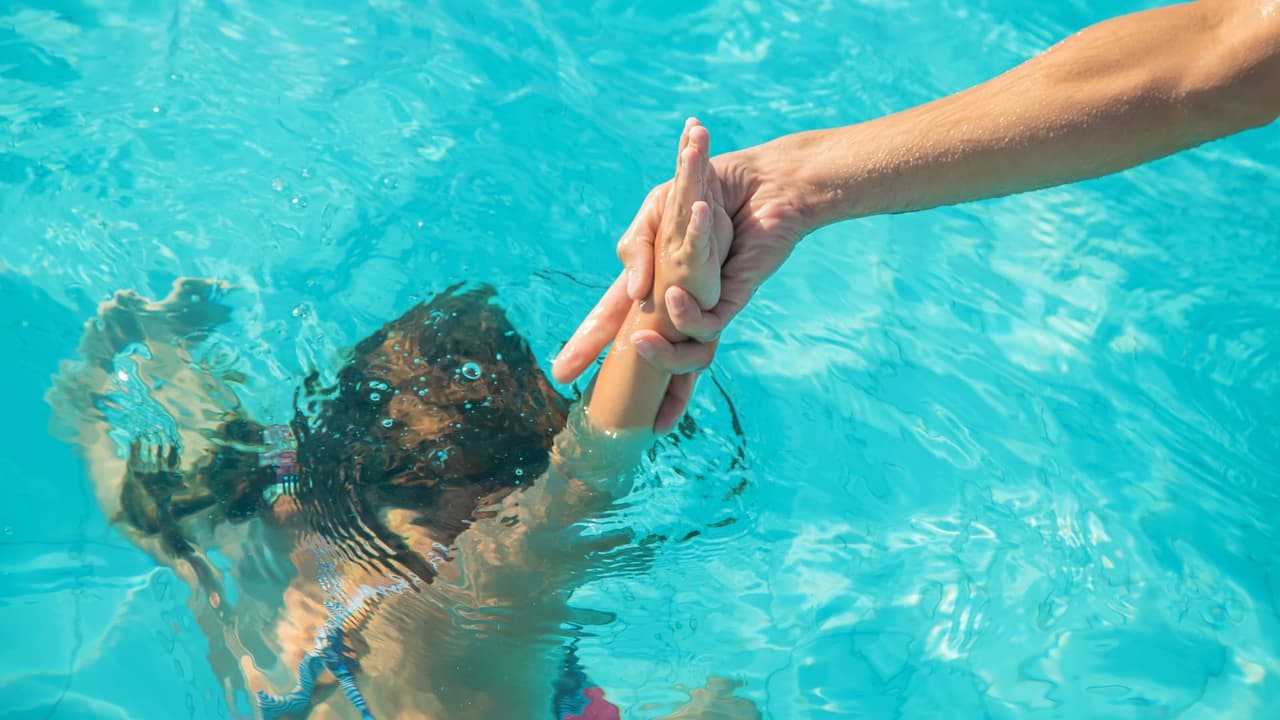 ¿Volvió de la muerte? Se recupera un niño que había sido declarado muerto tras ser hallado en la piscina