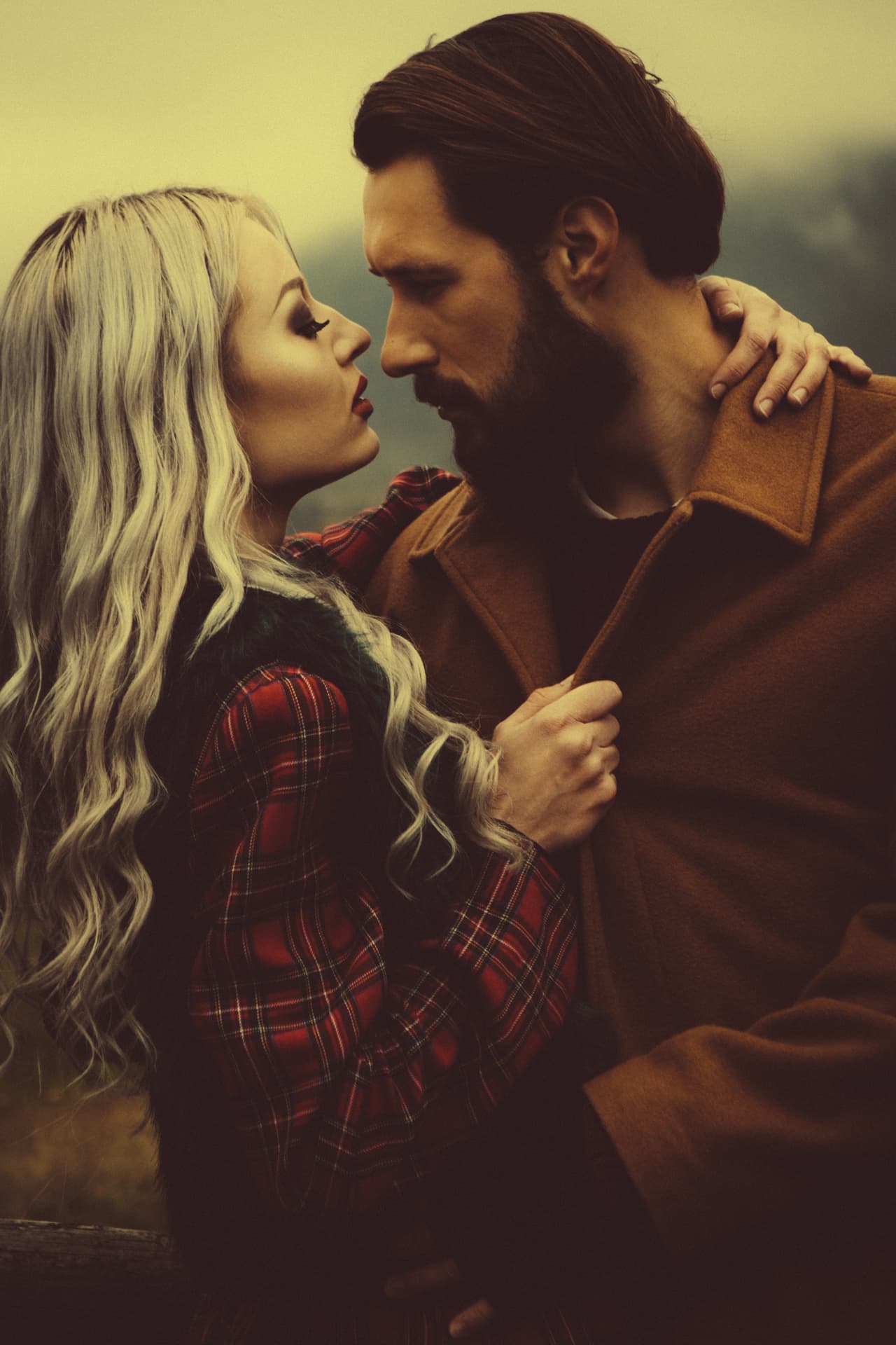 El plenilunio es el tiempo del romance, la emoción, la intuición activa, la sensibilidad. La Luna llena ha sido siempre el marco ideal para el romance, los enamorados, la poesía, el amor, aunque también se ha prestado a muchas ideas mágicas y literarias, los famosos “hombres lobos” que aúllan a la Luna llena, y el índice mayor de demencia y casos de asesinatos y locura.