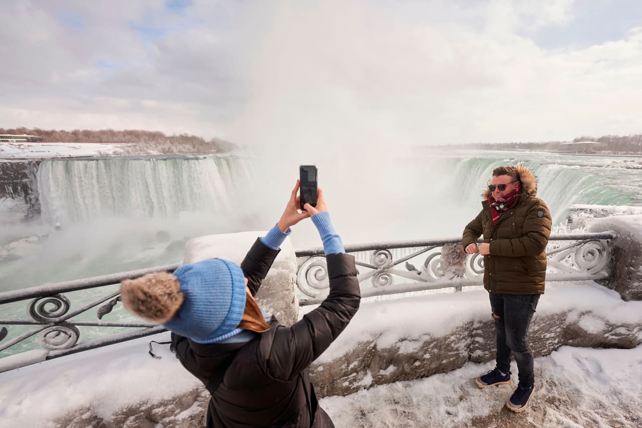 Visitantes se toman fotografías en el paisaje congelado de las cataratas del Niágara el 27 de enero. Como cada año en invierno, el frío dejó las áreas que rodean las Cataratas del Niágara cubiertas de hielo.
<br>