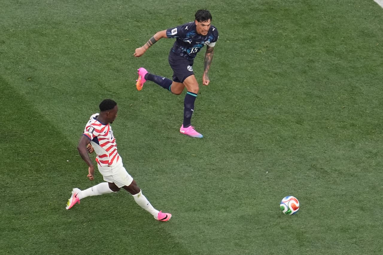 Folarin Balogun, de Estados Unidos, marca el segundo gol de su equipo contra Paraguay.