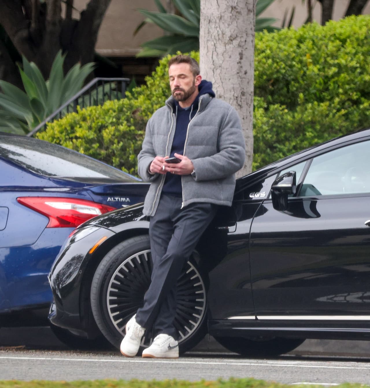 De acuerdo con la crónica del Daily Mail, hubo un momento en que Affleck tomó un descanso de su arduo esfuerzo para fumar un cigarro y tomar una bebida contenida en un vaso de Dunkin' Donuts, la cadena de café favorita del actor. 
<br>