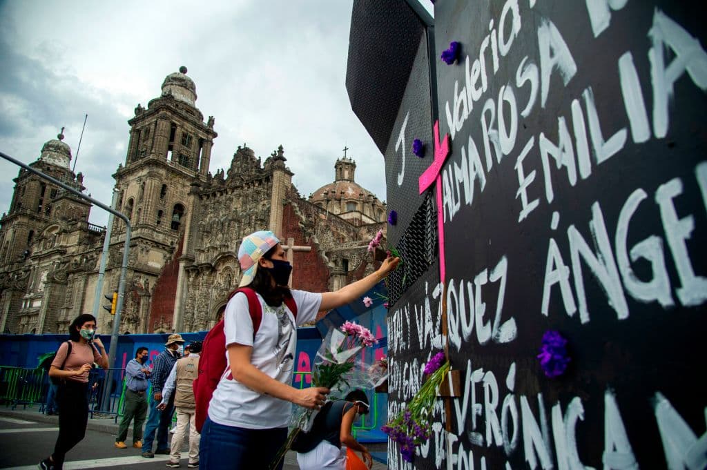 Las mujeres frente al palacio y el poder
