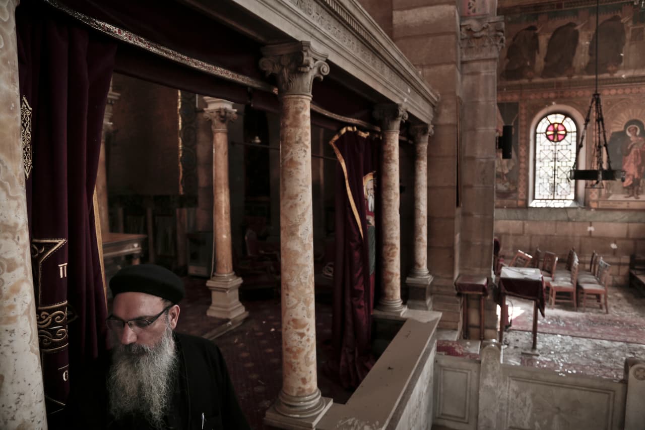 Egipto es mayoritariamente musulmán, pero
<b>los coptos componen la minoría religiosa más numerosa.</b> El país ha sufrido diversos atentados y ataques (el último, hace unos días contra un grupo de policías en las famosas pirámides de Giza) y en los últimos años los coptos también han sido objetivo de estos ataques.