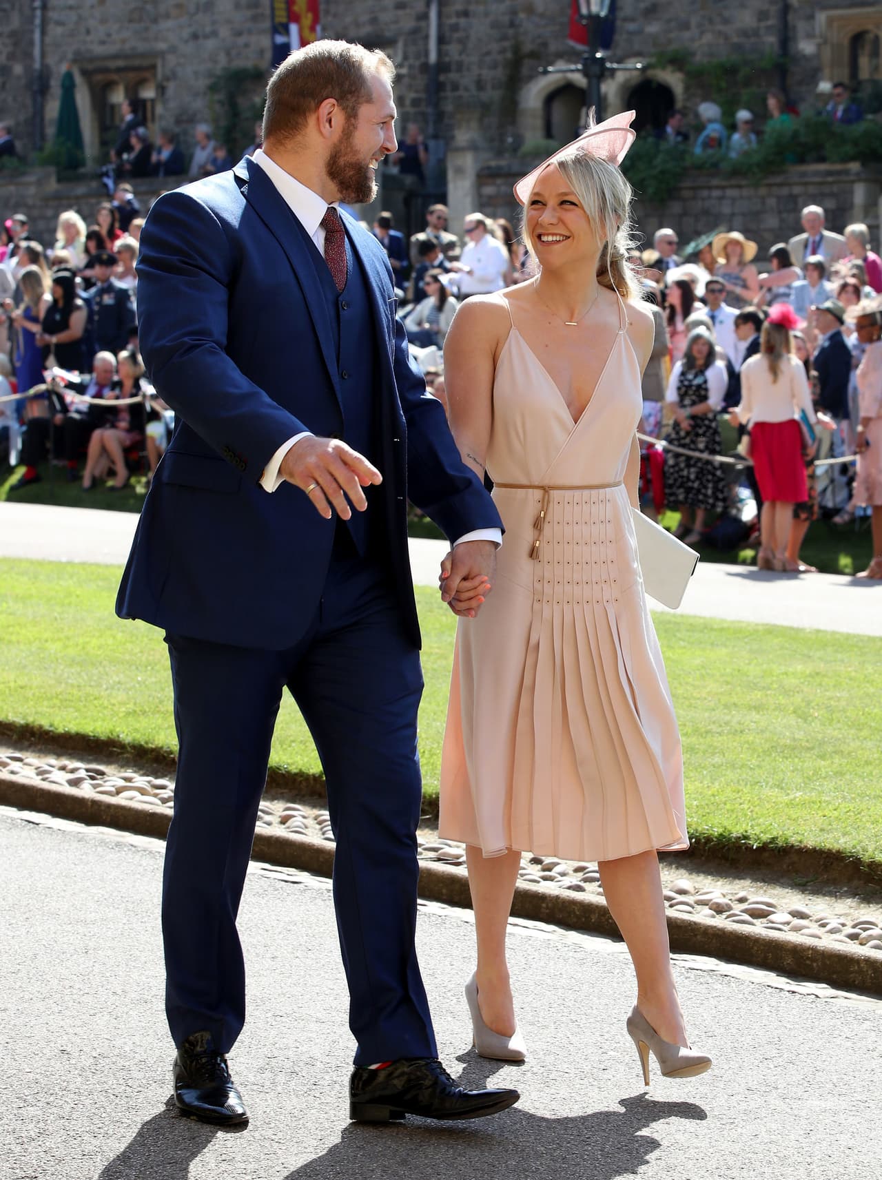 <b>El escote de Chloe Madeley</b>
<br>La presentadora de televisión Chloe Madeley eligió un vestido rosa con tirantes delgados y un pronunciado escote en V que causó revuelo en medios británicos y redes sociales. Algunos comentarios incluso pidieron que saliera de la Iglesia antes de que la viera la reina. Chloe llegó a la boda de la mano de su prometido, el jugador de rugby James Haskell.
<br>