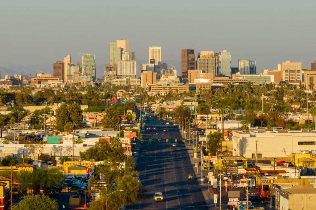 <h2 class="cms-H2-H2"><b>3<b>. <b>Phoenix, Arizona</b></b></b></h2>
<br>
<br>La ciudad de Phoenix en Arizona también tiene un problema de conductores que manejan a exceso de velocidad y se sitúa entre las más altas aceleraciones espontáneas, “tanto en autopistas urbanas como en carreteras rurales”, dice el estudio.
<br>
<br>La aceleración espontánea sucede cuando la velocidad de un coche aumenta unas 8 mph o más en un segundo, un signo común de conducción agresiva, indica el reporte.
<br>